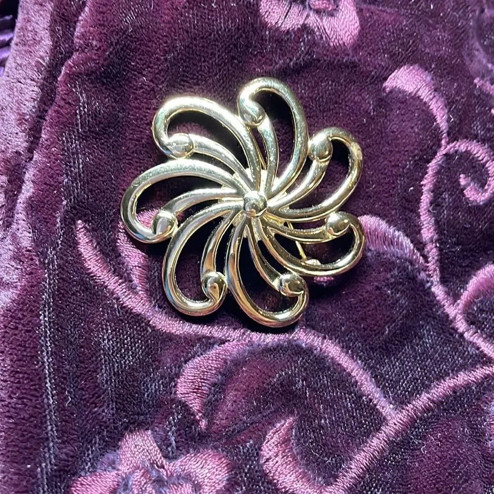 Vintage Monet gold tone classic radial design brooch pin